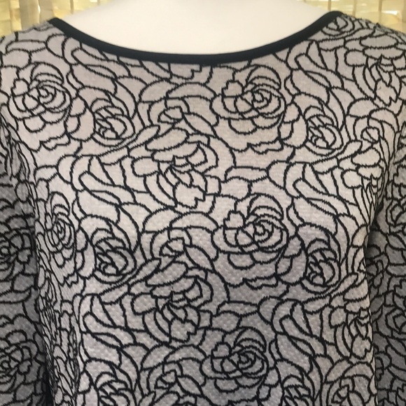 Women’s Top with pockets. Size Large. Beautiful flower design. - Picture 2 of 4
